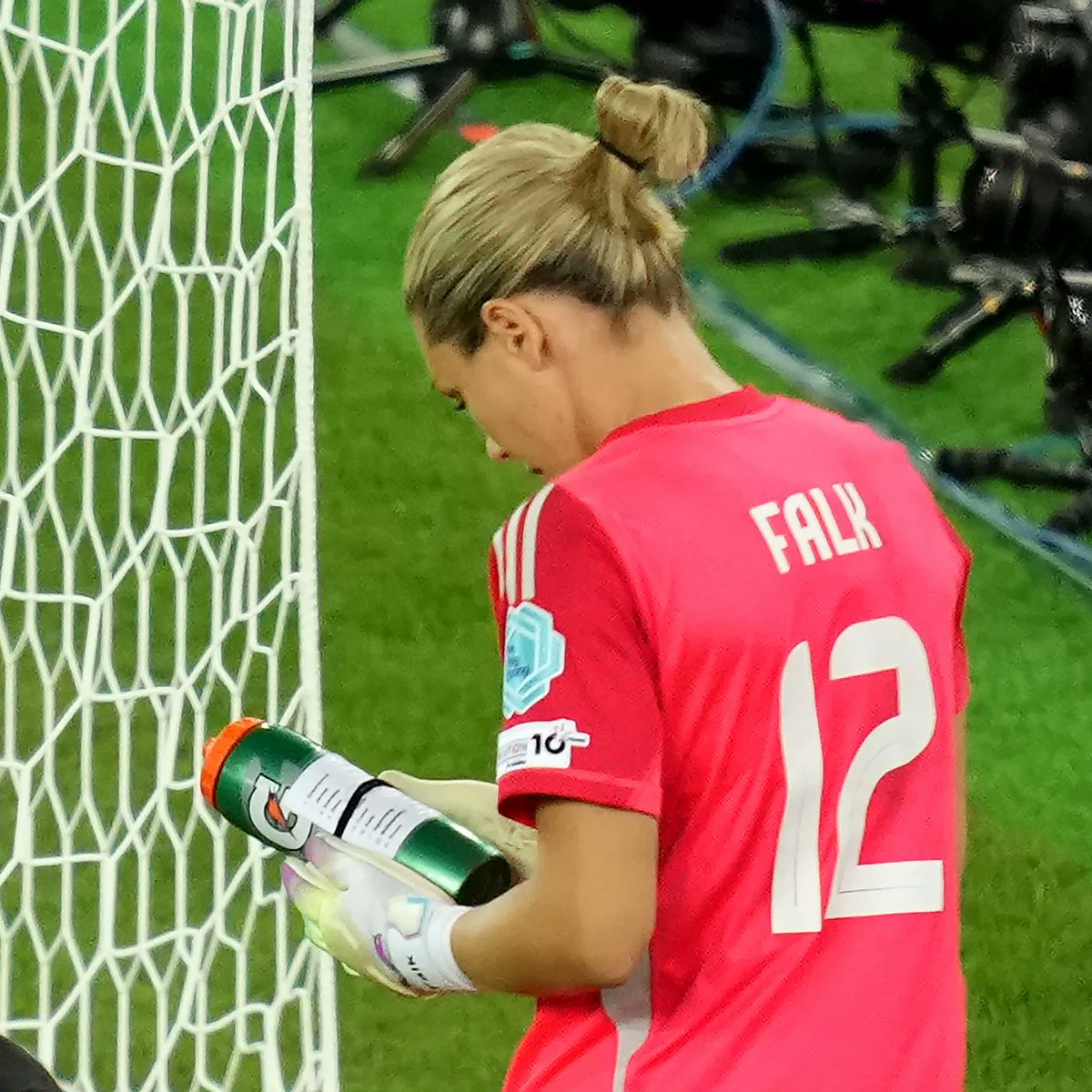 The mathematics of the perfect penalty shootout:-

"Falk dived the right way and saved all three. Her water bottle had the names of England penalty takers and their preferred penalty direction."

bbc.com/future/article…