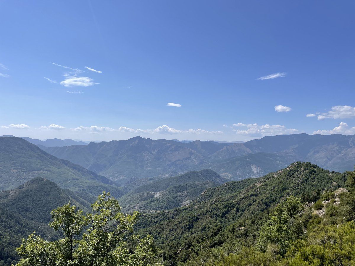 🌊 Nous avons de la chance, chers Niçois, de vivre entre l’écrin azur de la Méditerranée et les montagnes caressées par le ciel, là où la mer murmure des rêves et les cimes chantent la liberté. #Nice #CôteDAzur