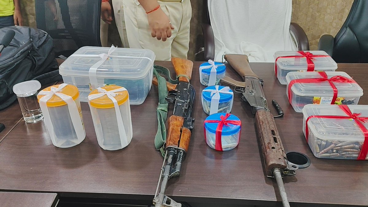 दि०16/07/25 को गोमिया थानांतर्गत बिरहोरडेरा के जंगली क्षेत्र में सुरक्षाबलों एवं नक्सली दस्ता के बीच हुए मुठभेड़ के पश्चात दि०18/07/25 को काशीटांड़ जंगल में सुरक्षाबलों के द्वारा की गई सघन सर्च अभियान के दौरान 1 SLR, 20 गोली, 2 मैगज़ीन, 2 बंडल वायर एवं 1 डेटोनेटर बरामद किया गया।