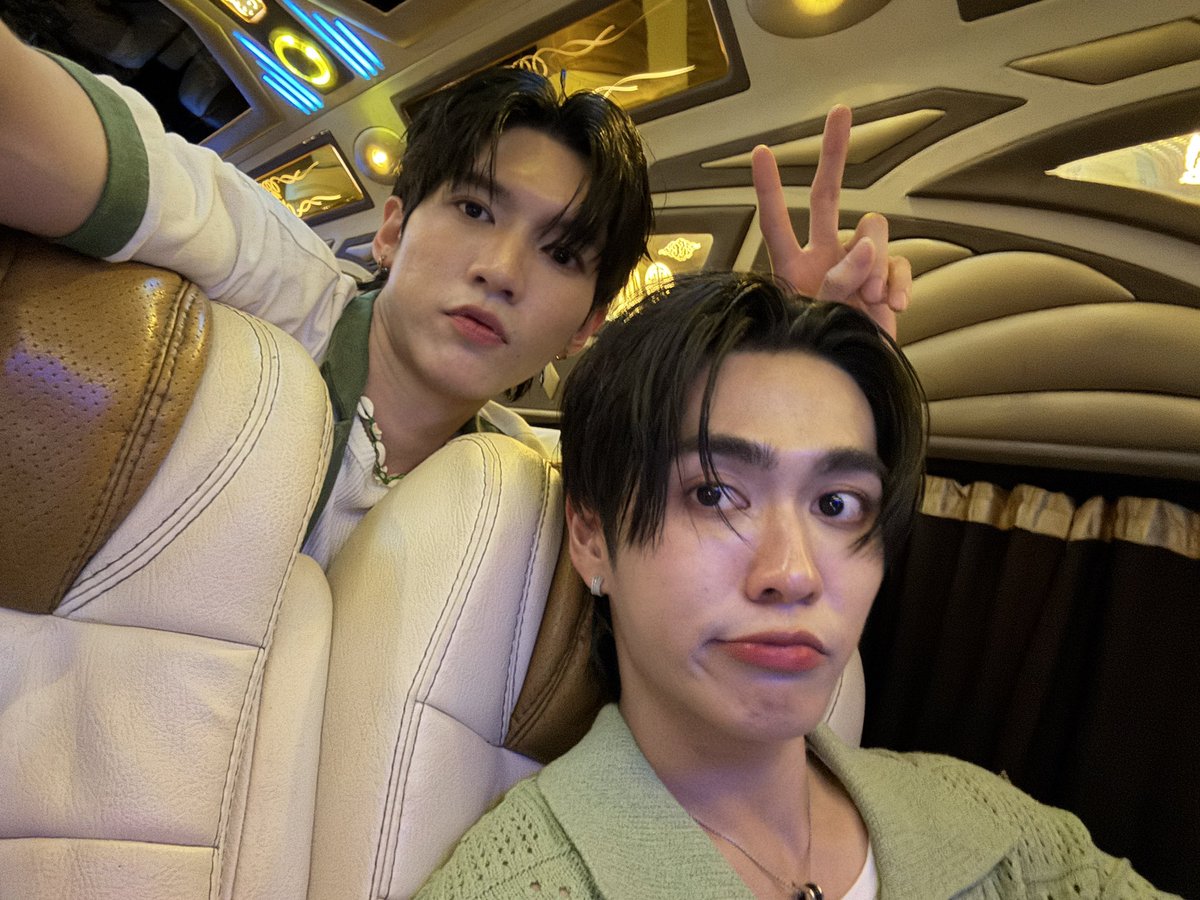 tnbau1's tweet image. ขอบคุณมากๆนะค้าบบ วันนี้สนุกแล้วก็ตื่นเต้นมากๆเลยได้ร้องเพลงใหม่ที่พึ่งปล่อยด้วย หวังว่าทุกคนจะชอบกันนะครับ ดีใจที่ได้เจอทุกคนนะค้าบ ไม่ได้เจอกันนานแสนนนาน ขอบคุณกิจกรรมดีๆจสกGarnier มากๆนะครับที่ทำให้เราได้เจอกับแฟนๆวันนี้ และก็ขอบคุณทุกคนที่มาหากันนะครับ ขอบคุณทีมหน้าจอด้วย…