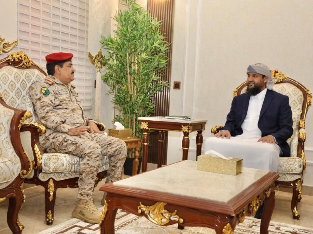 في عدن العاصمة، اجتمع القائد أبو زرعة المحرمي بالفريق الركن محسن الداعري لمناقشة سير العمليات وتعزيز التكامل العسكري. الجاهزية والاحترافية هي الحصن المنيع لمكتسبات اليمنيين. #الحوثي_يحترق_بالدليل #الحوثي_دمر_اليمن