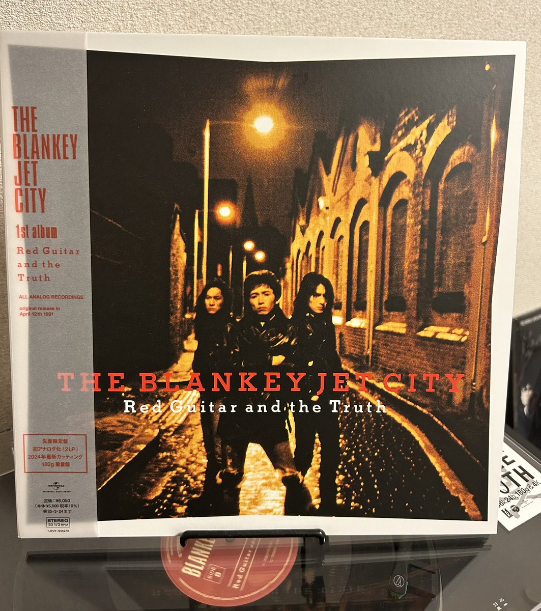 yamazon1969's tweet image. 3連休初日お疲れ様でした。
購入をずっと迷ってた1stアナログ盤(CDは所持)、タワレコマーケットプレイスのクーポン使用で🉐に購入♫
巷の評判通り音がイマイチ⁈ですが楽曲はめちゃくちゃカッコいいので最初から土屋昌己さんプロデュースだったらBANG!やC.B Jimに匹敵する名盤だったろうなぁ。