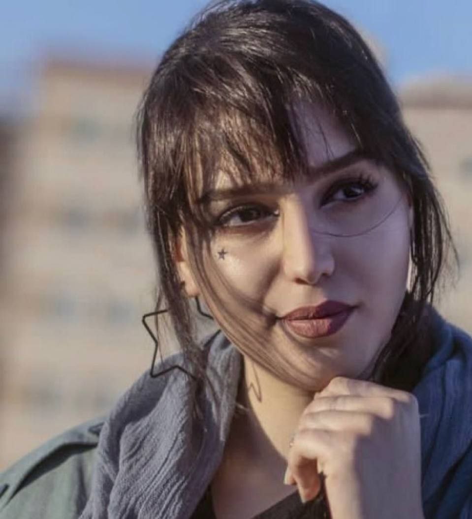 Səhər Məmmizadə zorakı şəkildə həbs olunub və işgəncəyə məruz qalıb

Ərdəbil sakini, güney azərbaycanlı milli fəal Səhər Məmmizadə 28 Xordad 1404-də SEPAH qüvvələrinin zorakı basqını ilə evində həbs olunub. Ailəsi həbsdən sonra həftələrlə onun taleyindən xəbərsiz qalıb.