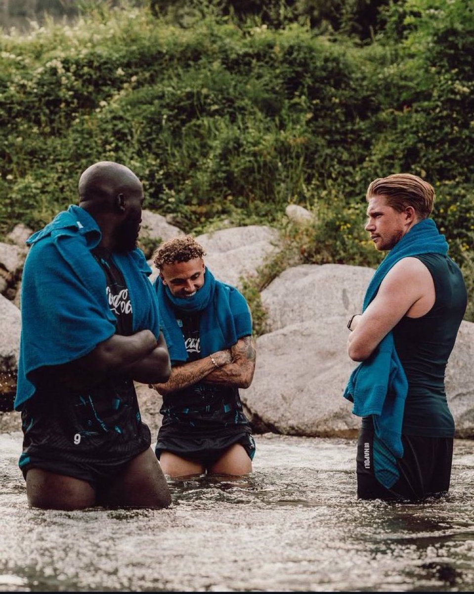 ActuFoot_'s tweet image. 🩵😮‍💨 Le nouveau trio offensif du Napoli saison 2025/2026 :

𝗗𝗘 𝗕𝗥𝗨𝗬𝗡𝗘 🇧🇪  ✖️  𝗟𝗔𝗡𝗚 🇳🇱  ✖️ 𝗟𝗨𝗞𝗔𝗞𝗨 🇧🇪

📸 @SerieA