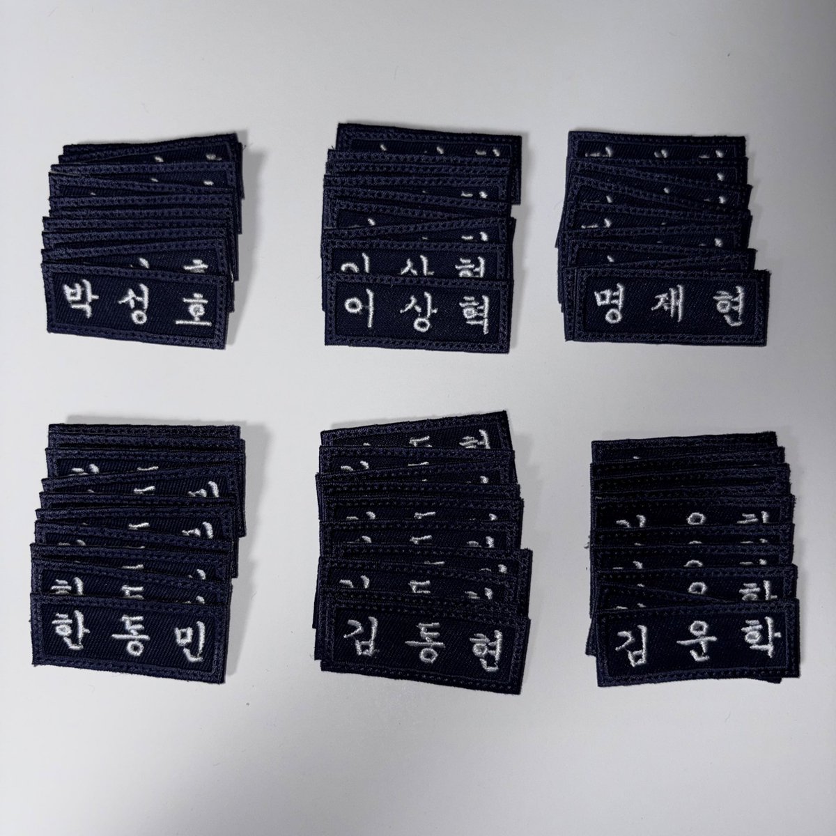 𝐁𝐎𝐘𝐍𝐄𝐗𝐓𝐃𝐎𝐎𝐑 𝐓𝐎𝐔𝐑
𝐊𝐍𝐎𝐂𝐊 𝐎𝐍 𝐕𝐨𝐥.𝟏 𝐅𝐈𝐍𝐀𝐋

₊˚⊹୨୧보이넥스트도어 콘서트 자수명찰 나눔୨୧₊˚⊹

☆༉일시 : 7월 27일 막콘
☆༉수량 : 멤버당 각각 10개씩 (총 60개)
☆༉인증 : #RT
☆༉시간&amp;장소 : 당일 타래 및 게시물 공지