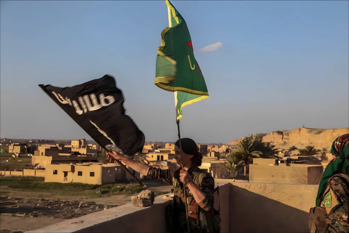 leventpuskin's tweet image. Rojava Devrimi 13 yaşında. Devrimi yaratanlara, yaşatanlara saygıyla, minnetle, şükranla.
Bijî şoreşa Rojava!