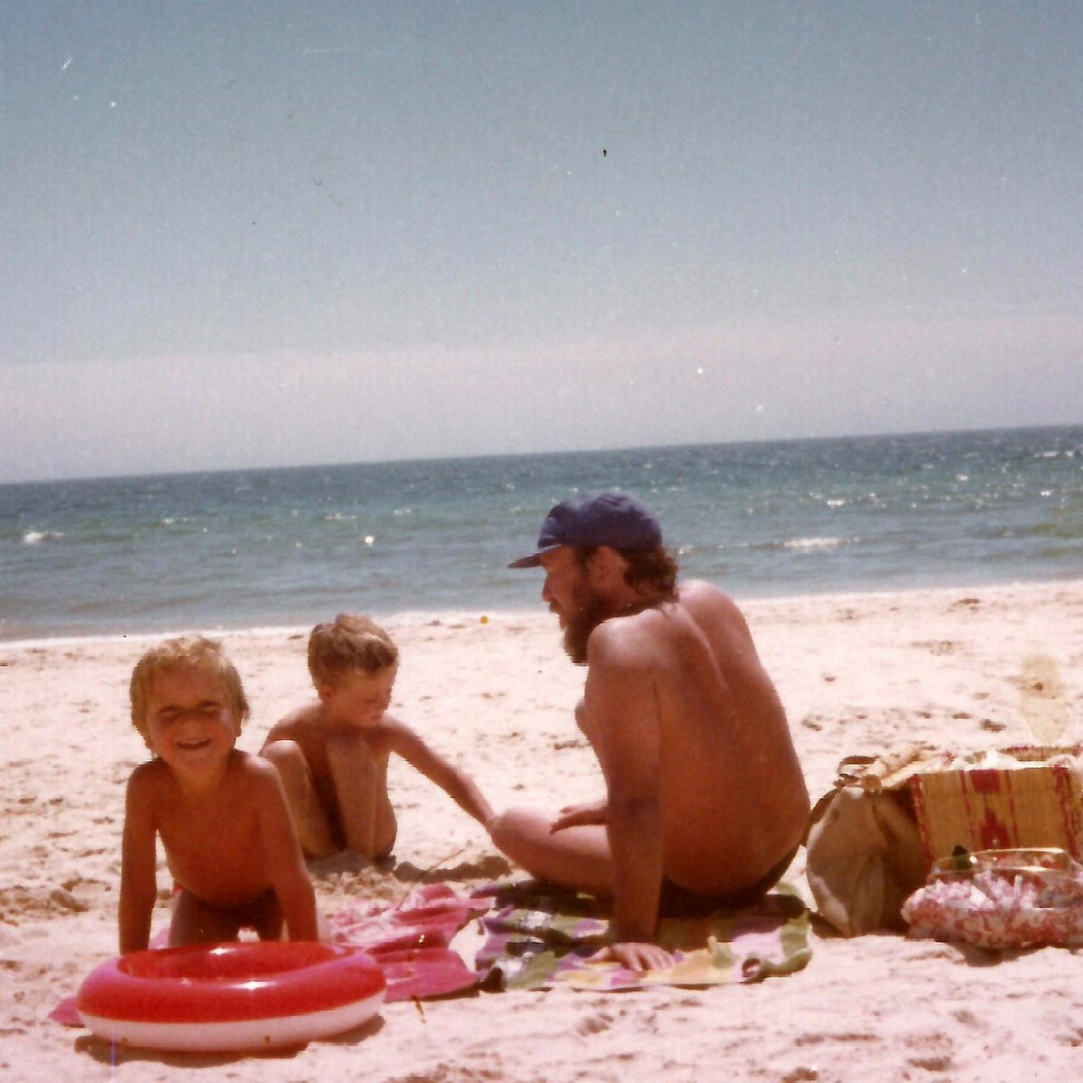 M'agrada la platja. (...) t'estires al sol, com un sant Llorenç, amb la pretensió d'acabar el matí com un catalanet a la brasa, rostit suficientment com per ser menjat entre un parell de llesques de pa amb tomata.
La platja. Quiosc 20/7/80 #JustMCasero