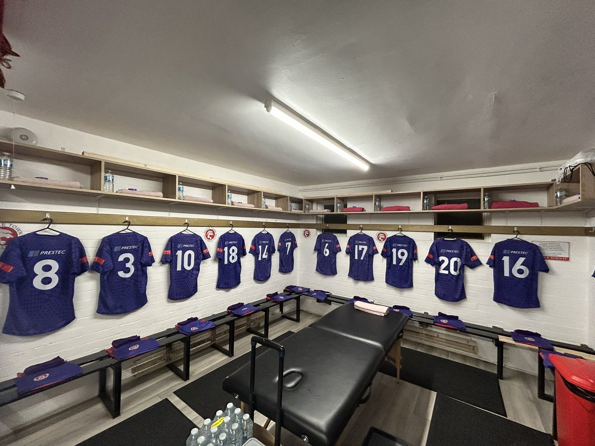 dan15w's tweet image. First game at tatnam in 84 days. Flying solo with @InsolvencyMatt getting his first hair transplant appointment in!
@afcbournemouth (h) 🐬