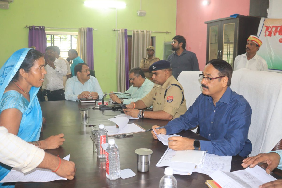 DistrictSant's tweet image. तहसील धनघटा में जिलाधिकारी द्वारा संपूर्ण समाधान दिवस के अंतर्गत आम जनमानस की शिकायतों को सुनकर संबंधित अधिकारियों को ससमय और गुणवत्तापूर्ण निस्तारण के लिए निर्देश दिए गए।