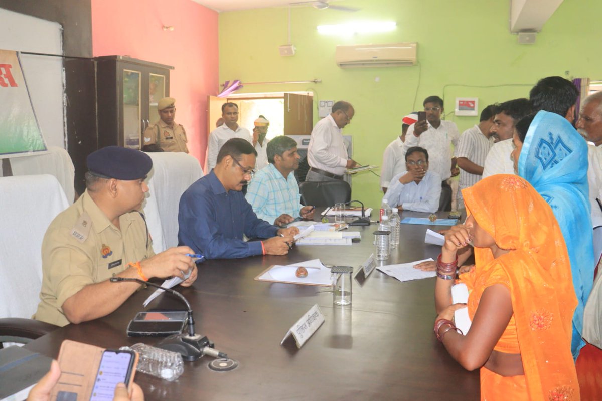 DistrictSant's tweet image. तहसील धनघटा में जिलाधिकारी द्वारा संपूर्ण समाधान दिवस के अंतर्गत आम जनमानस की शिकायतों को सुनकर संबंधित अधिकारियों को ससमय और गुणवत्तापूर्ण निस्तारण के लिए निर्देश दिए गए।