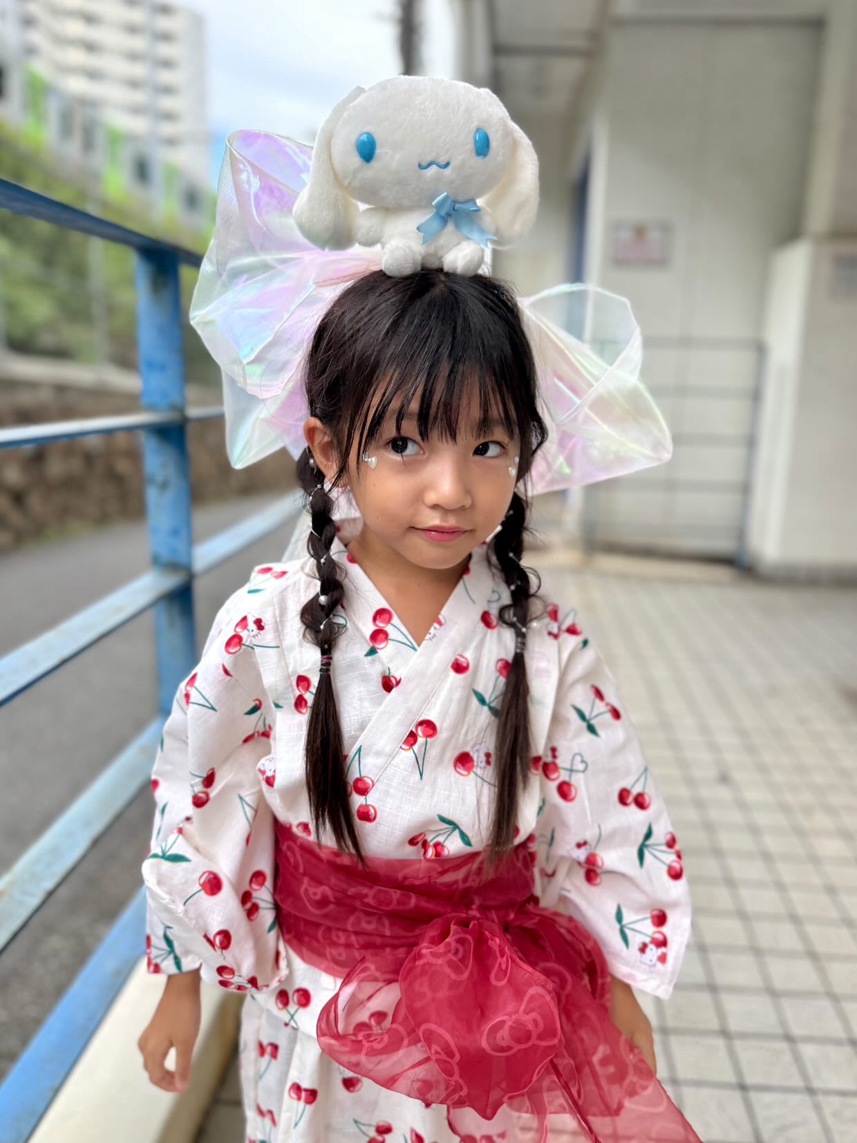 レディースハローキティ赤花火柄浴衣（M）USD可愛い過ぎ♡温泉宿で来ても♪戦利品 ハローキティの浴衣（市松柄に桜とキティ）