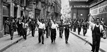 GuanyaremVdG's tweet image. 19 juliol de 1936
Els treballadors catalans i les forces republicanes van aturar el Cop d'Estat a Barcelona.
90 anys després, ens volen fer creure que antifeixisme és votar el PSOE i anar a manifestacions amb batucades.
Venen temps foscos i hem d'estar preparats i organitzats