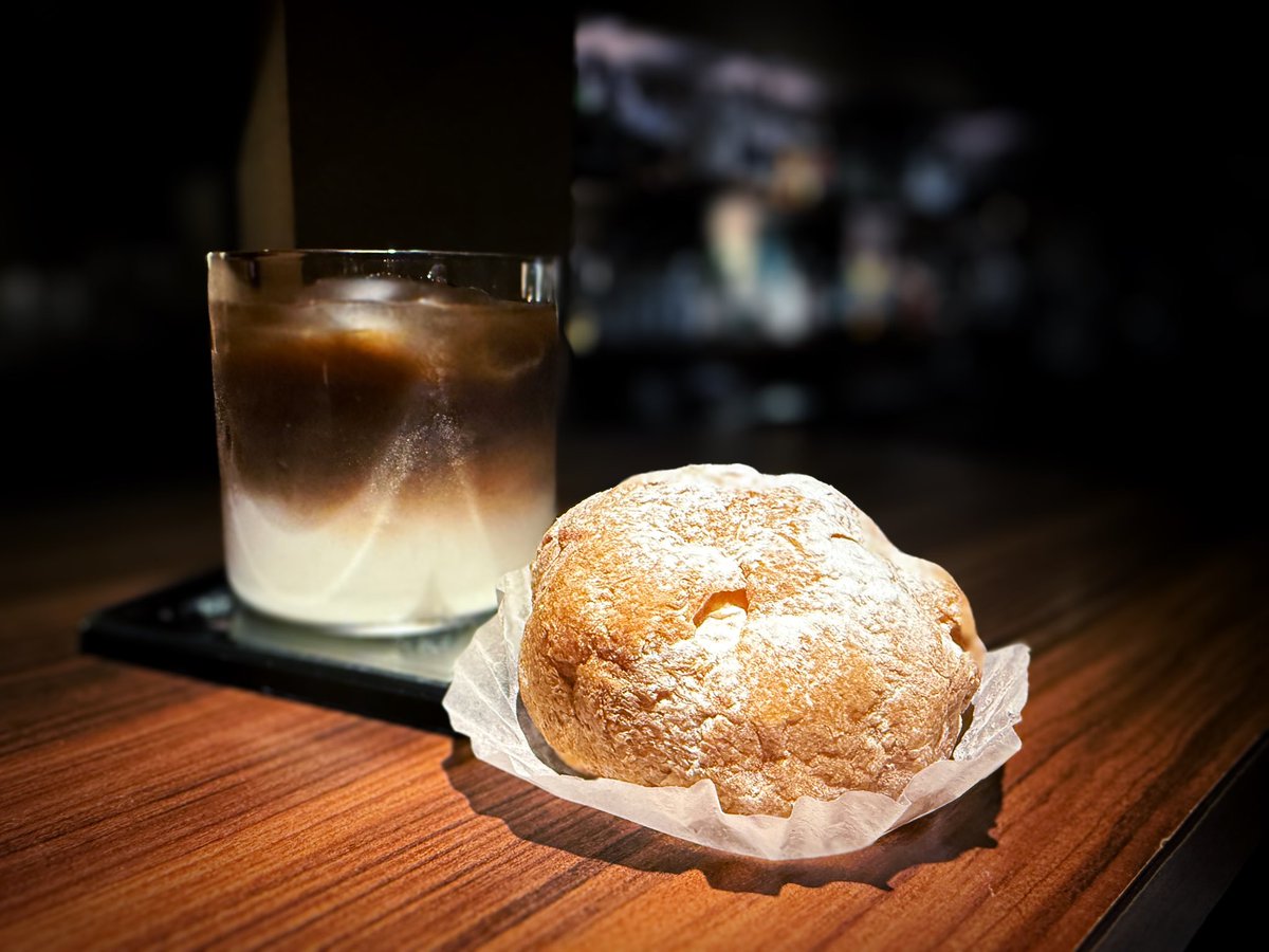 ippatutaro's tweet image. ☕本日7月19日は #シュークリームの日 🧁
今回は“甘さとビターの絶妙なバランス”をテーマに、シュークリームにぴったりなコーヒーカクテルを作りました。
とろりとしたクリームのような口当たりと、エスプレッソの深みが広がるこの一杯。
ちょっぴりほろ苦い余韻は、大人だけのご褒美です。…