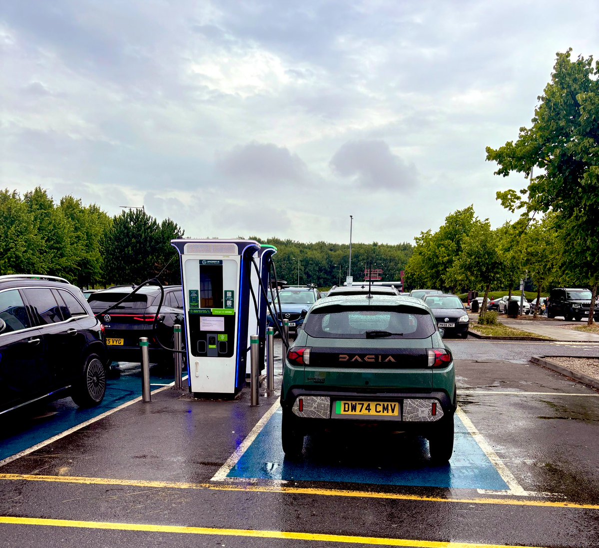 modernheroestv's tweet image. Lovely day for a cross country delivery 😅
Useless little city car is doing well though 👌