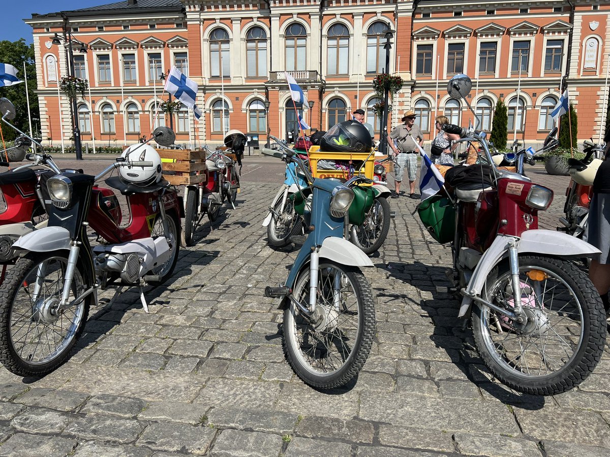 eronen_antti's tweet image. The ultimate driving machines at the center of the universe. Eli Pappatunturit Kuopijon torilla.