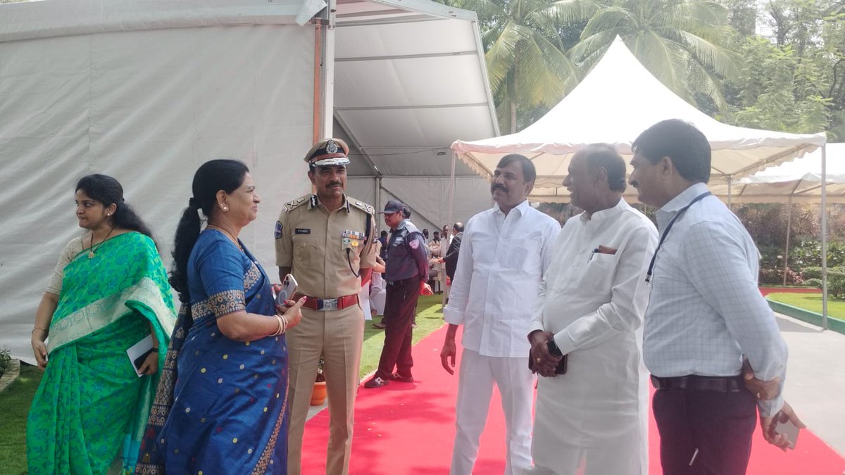 Aruna_DK's tweet photo. ఈ రోజు రాజ్ భవన్ లో తెలంగాణ హైకోర్టు నూతన ప్రధాన న్యాయమూర్తి జస్టిస్ ఏకే సింగ్ గారి ప్రమాణ స్వీకార కార్యక్రమంలో పాల్గొనడం జరిగింది. 
#DKAruna #MPDKAruna #RajBhavan #Telangana #TelanganaHighcourtCJ https://t.co/u6IV4rpEaH