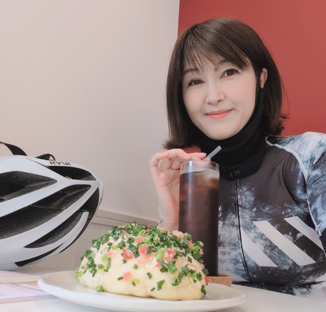 UNICORN_MIWA's tweet image. #中山町 に新しくできたカフェへ☕
ポタリングの途中で寄れるお店が増えるのは嬉しいですよね🚲️
暑さと心地良い疲労から
お店の端っこでボーッと過ごしていたのですが、あっという間に満席に。
人気のお店のようでした✴️
#ロードバイク
