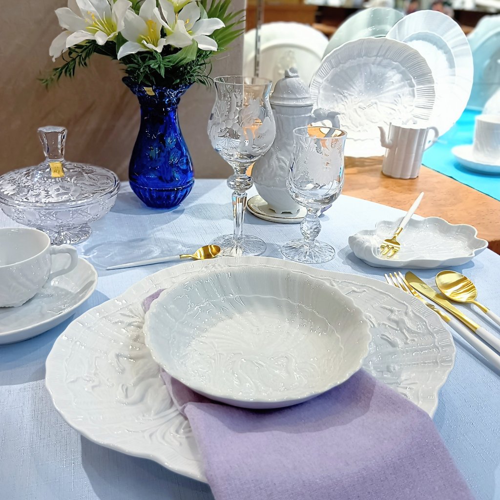 白いうつわの 夏テーブル 𓂃𓈒𓏸

スワンサービスというシリーズ名ですが白鳥以外にも サギ、ドルフィン、カタツムリもいます
見つけてみて下さいね 𓈒𓏸

📍4階 特別展示「マイセン 」
　　＊ 7.21まで ＊ 入場無料 ＊