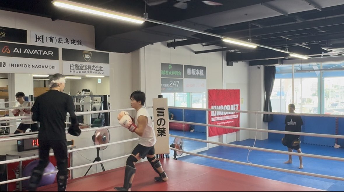 kaz_photon's tweet image. ジムの先輩会員さんに軽めのスパーリングに付き合ってもらったのだが(2分x2R, 自分が攻撃のみ😝)、距離感がうまくつかめない上に動きが読まれていてぜんぜん当たらなかったw