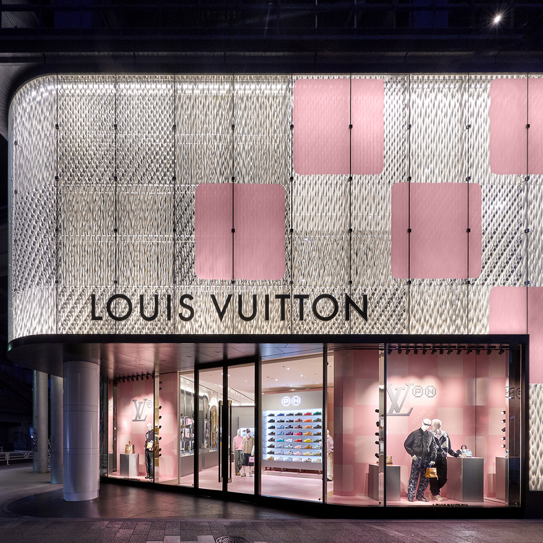 LouisVuitton_JP's tweet image. ルイ・ヴィトン 渋谷メンズ店が、アイコニックなダミエ・モチーフを再解釈した新たなファサードに──ファレル・ウィリアムスとNIGO®のコラボレーションによって生まれた、アーカイヴの象徴的なデザインと現代的なスタイルを融合させた2025秋冬メンズ・コレクションの限定ディスプレイもお見逃しなく。…
