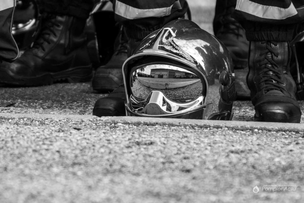 BrunoRetailleau's tweet image. Hier soir, alors qu'il rejoignait sa caserne pour partir en intervention, le sapeur-pompier de la Sarthe, Jonathan Moreau, est décédé dans un accident de la route. La communauté de la sécurité civile, particulièrement sollicitée par les feux de forêt en ce moment, est de nouveau…