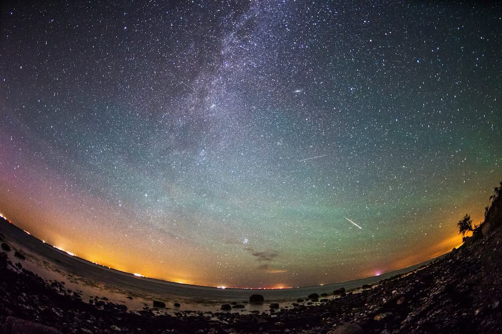 🧵 ¡Atención! 

La lluvia de meteoros “Perseidas” empieza ya. Se calcula que será visible desde el 17 de julio hasta el 24 de agosto, con el máximo el 12–13 de agosto. Este año podríamos ver hasta 100 meteoritos por hora 🌌