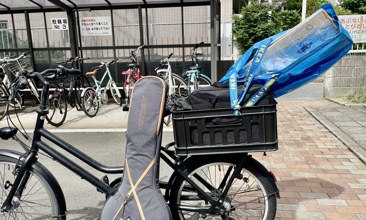 ueno160's tweet photo. 今夜のライブ衣装がデカ過ぎて自転車からはみ出すぜ！ https://t.co/pVAx3vBsON