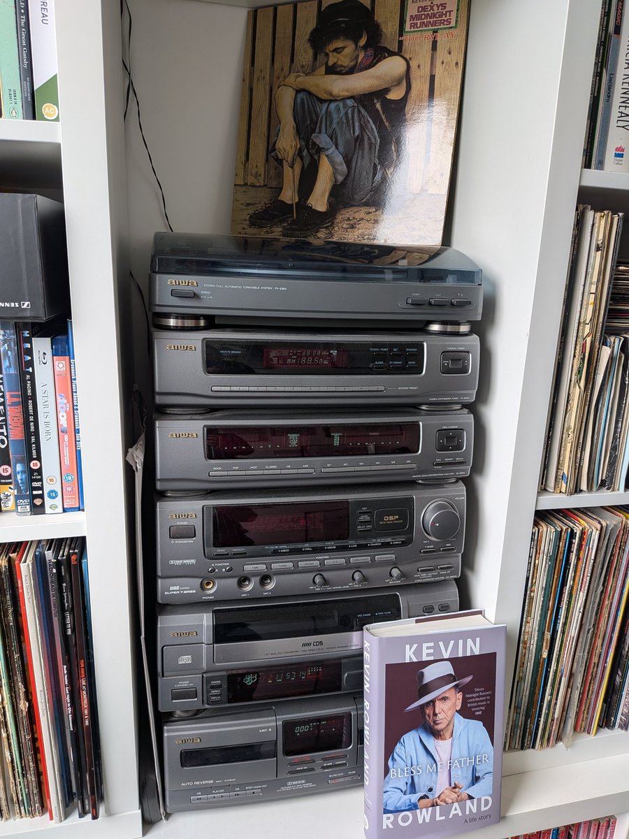 This morning's listening pleasure.

#dexysmidnightrunners
#dexys
#tooryeay
#kevinrowland
#blessmefather
#1982
#listeningpleasure
#records
#vinyl
#hifi
#aiwa