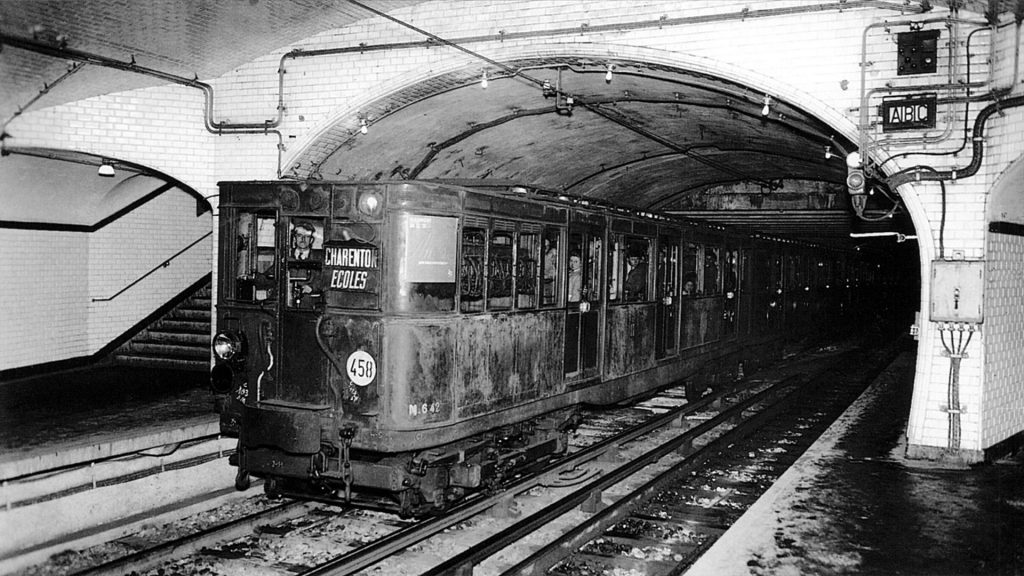 Le 19 juillet 1900, la première ligne de métro de Paris était inaugurée. En reliant Porte Maillot à Porte de Vincennes, elle marquait le début de la révolution des transports à Paris. 

125 ans plus tard, nous n'avons rien abandonné de cette ambition. 

Demain, les lignes du