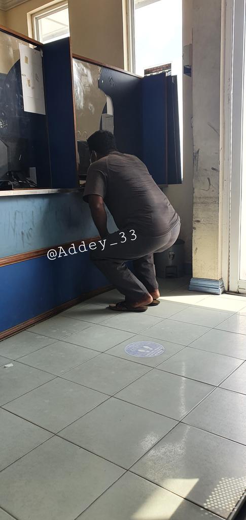 ހަނދާންނެތި އަހަރީ ފީ ނުދައްކާ ހުރުމުގެ ސަބަބުން ޓޯވ ކުރި ސައިކަލެއް ބަލާ <a href="/PoliceMv/">Maldives Police</a> ޓޯޔާޑަށް މިއަދު ދިޔުމުން އެތަނުގައި އިން ޕޮލިސް އޮފިސަރ 2300 ސ ނަމްބަރ، އާއްމު ފަރުދަކާއި ދިމާލަށް ވަރަށް ހުތުރުކޮށް ޒުވާބުކޮށް "ކަލޭ ފަޑަބޯށޭ" ބުނެފި.

މިއީތޯ ނަމޫނާ ފުލުހުންނަކީ؟

<a href="/MMuizzu/">Dr Mohamed Muizzu</a>