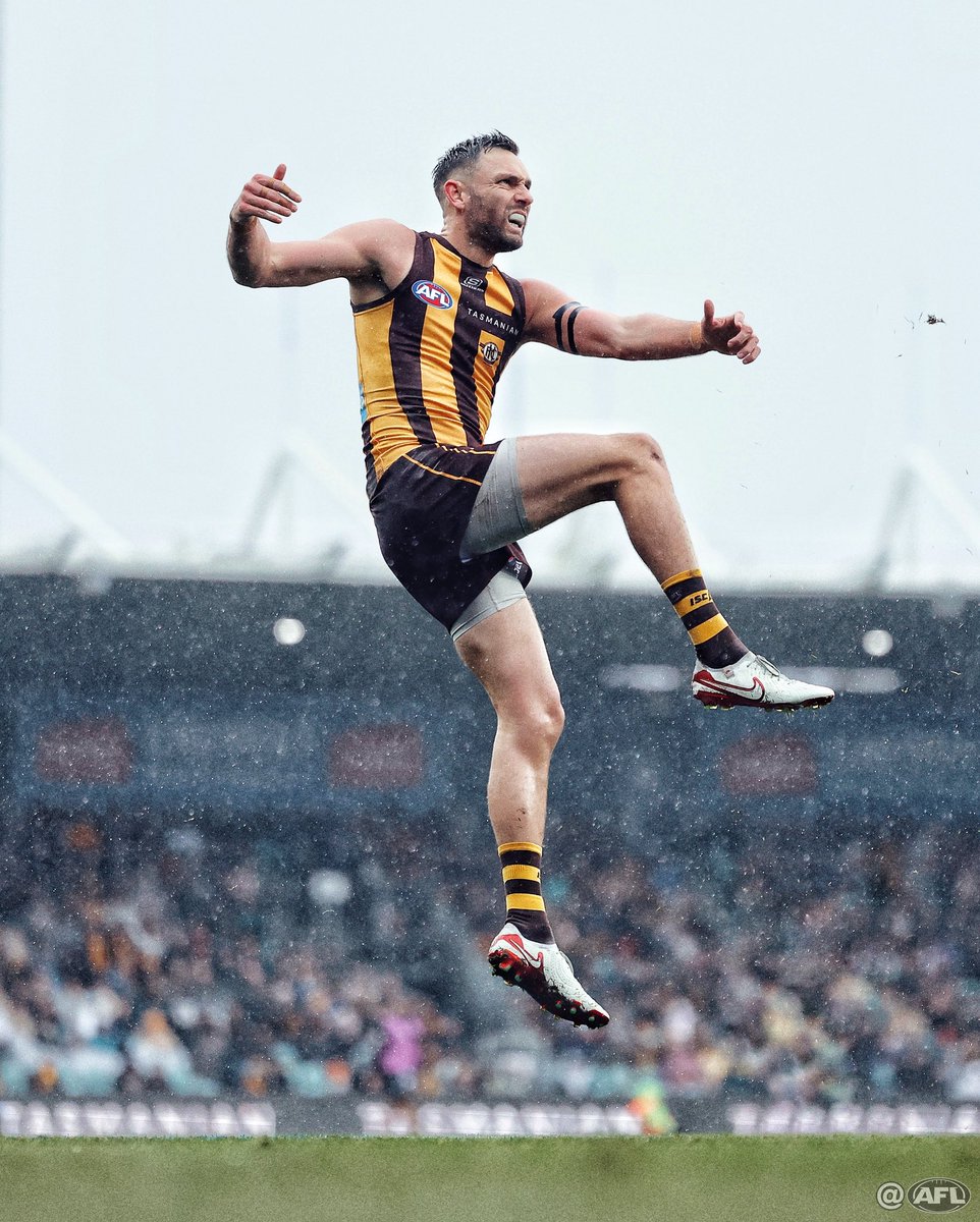 MichaelCWillson's tweet image. Gun show 🍷 #AFLHawksPort