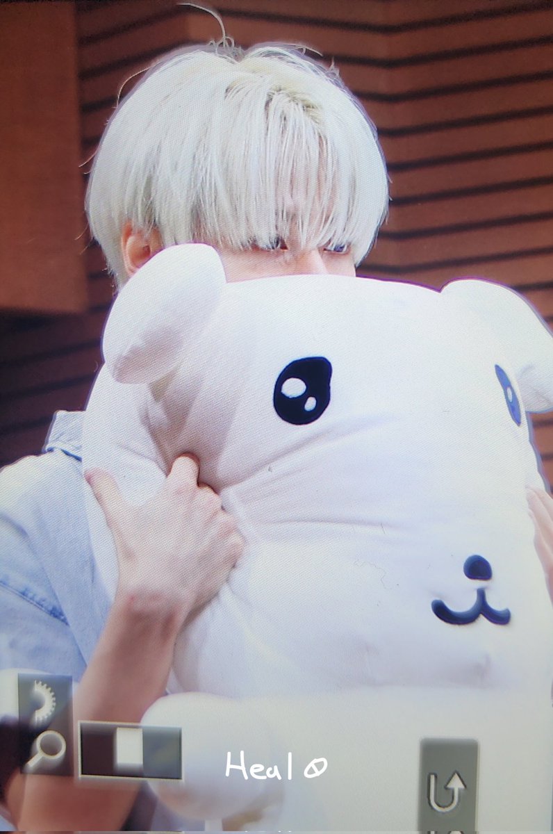 Heal_hw's tweet photo. 250719 사운드웨이브
#원어스 #ONEUS #환웅 #HWANWOONG 
머리 위에 한가닥 바보털 https://t.co/pToLT57517
