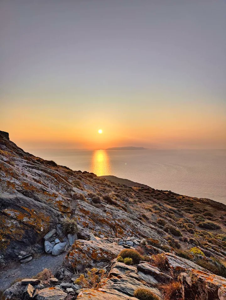themiskossiori's tweet image. "Η Αιωνιότητα υπάρχει εκεί που σμίγει το υγρό στοιχείο με το φως, η θάλασσα με τον ήλιο:
Ξαναβρέθηκε!
Ποια; – Η Αιωνιότητα.
Είναι η θάλασσα που σμίγει
Με τον ήλιο."
~Αρθούρος Ρεμπώ