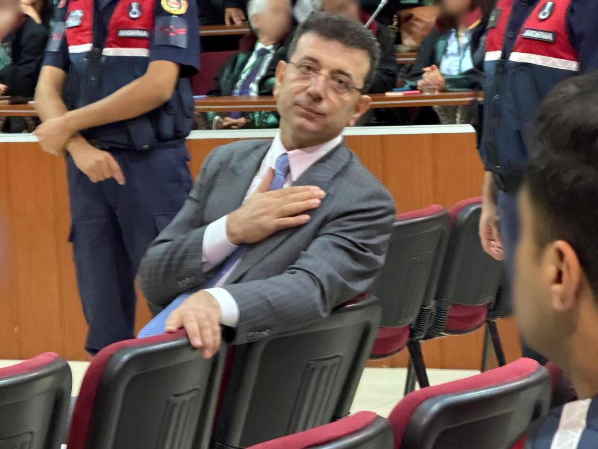 Bugün Trabzon için tarihi bir gün..
Bu şehrin sokaklarında yürümüş, sahillerinde yüzmüş, okullarında okumuş, suyunu içmiş toprağına el sürmüş bizim uşaklarımız tertemiz Abilerimiz kardeşlerimiz için itirazı olan herkesi saat 18:30 ‘da Atatürk Alanına bekliyoruz..