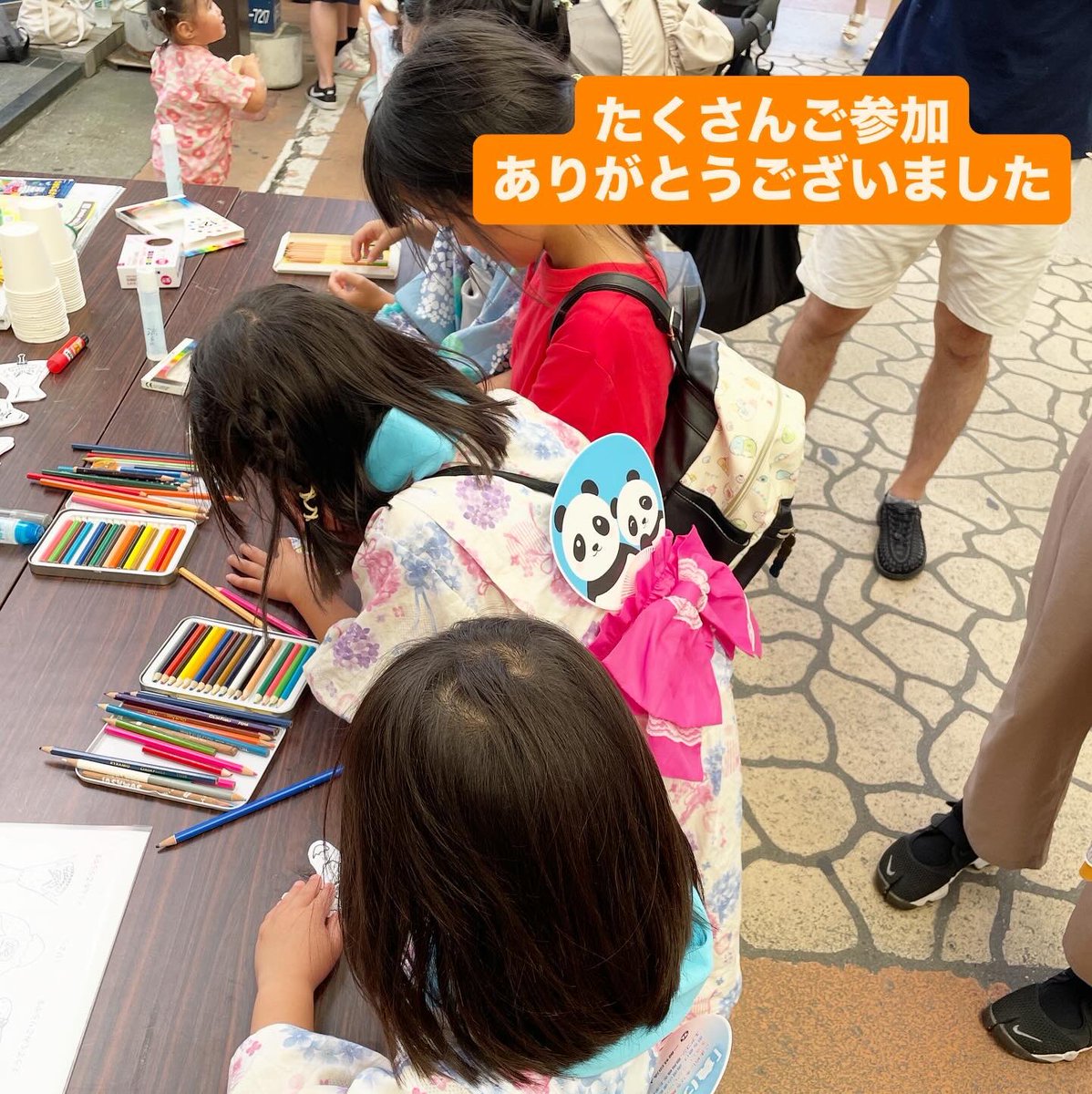 kinmokuseisya's tweet image. 流泉書房さまにお声がけいただいて、垂水商店街のおまつりに『ごりらやま』の著者ながせたいりさんと参加してきました❗️

ながせたいりさんのサイン会と、紙コップで作る工作「飛ぶ！ごりら」のワークショップ🦍
2時から5時までの3時間でしたが、たっくさんの子どもたちがやってきてくれました😆…