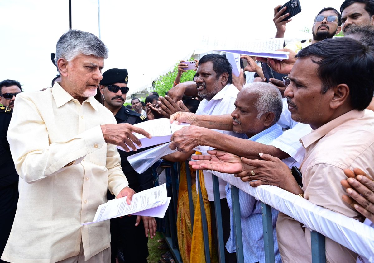 స్వర్ణాంధ్ర-స్వచ్ఛాంధ్ర కార్యక్రమంలో పాల్గొనేందుకు రేణిగుంట వచ్చిన గౌరవ ముఖ్యమంత్రి శ్రీ నారా చంద్రబాబు నాయుడు నేడు ప్రజల నుంచి వినతి పత్రాలు స్వీకరించి సమస్యల పరిష్కారానికి హామీ ఇచ్చారు.
#SwarnaAndhraSwachhAndhra
#AndhraPradesh