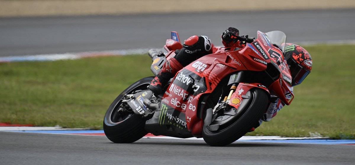 mlito13's tweet photo. #CzechGP 🇨🇿
#Q2 #MotoGP #AutodromoBrno 🏁

1. @PeccoBagnaia #FB63 🇮🇹 1:52.303 @ducaticorse

2. @marcmarquez93 #MM93 🇪🇸1:52.522 @ducaticorse

3. @FabioQ20 #FB20 🇫🇷 1:52.608 @YamahaMotoGP

#BrnoGP #Brno https://t.co/JU4OjXLamA