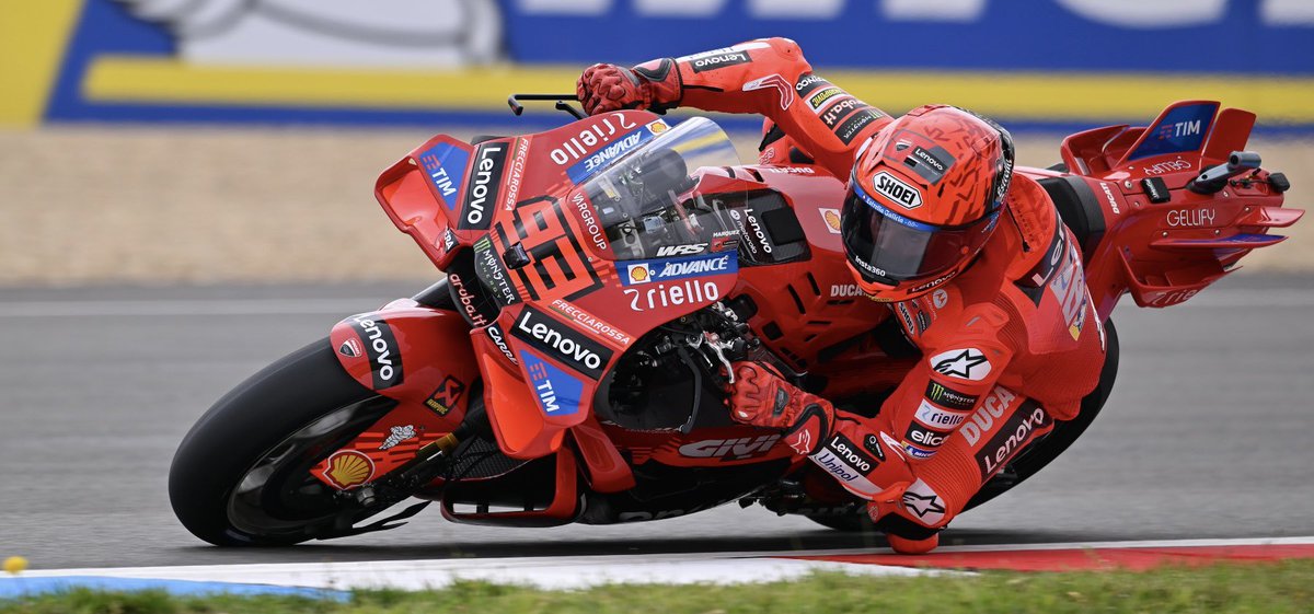 mlito13's tweet photo. #CzechGP 🇨🇿
#Q2 #MotoGP #AutodromoBrno 🏁

1. @PeccoBagnaia #FB63 🇮🇹 1:52.303 @ducaticorse

2. @marcmarquez93 #MM93 🇪🇸1:52.522 @ducaticorse

3. @FabioQ20 #FB20 🇫🇷 1:52.608 @YamahaMotoGP

#BrnoGP #Brno https://t.co/JU4OjXLamA