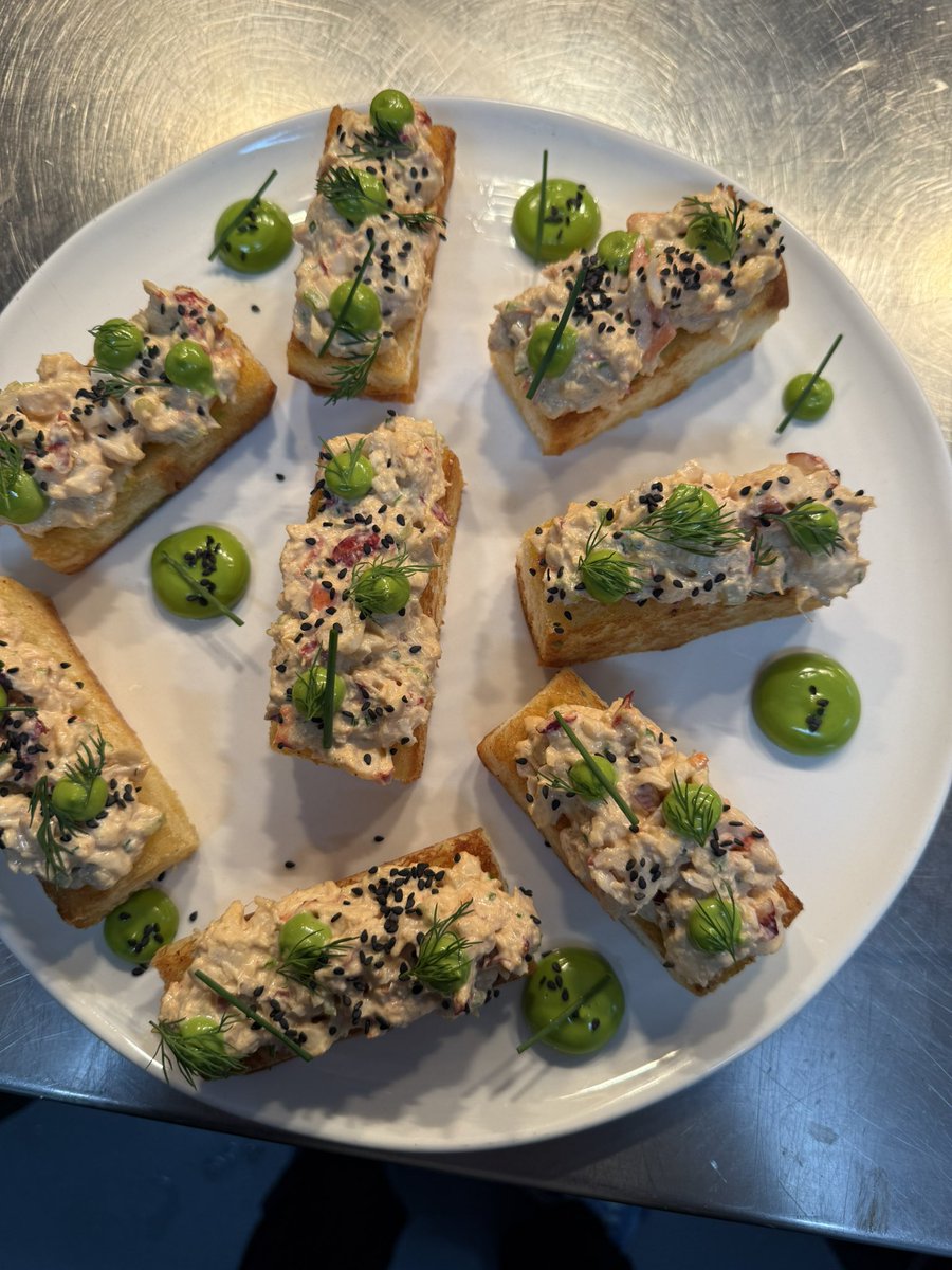chefjoseandres's tweet image. In Portrush @TheOpen having an amazing golf experience and enjoying local restaurants like @lirseafood with awesome local seafood….and also paying tribute to our beloved @Bourdain