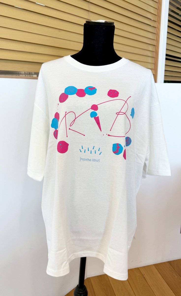 rib_info2525's tweet image. 【#りぶ15thライブ グッズ紹介】
🎵べてデザインビッグシルエットTシャツ🎵
10周年ライブでデザインいただいた「ドジっ子アイスTシャツ」が15周年ver.に!
アリが…9匹?
先行通販ページ→hmv.co.jp/news/article/2…
※写真は監修中のものです。実際の商品とは多少異なる場合があります。