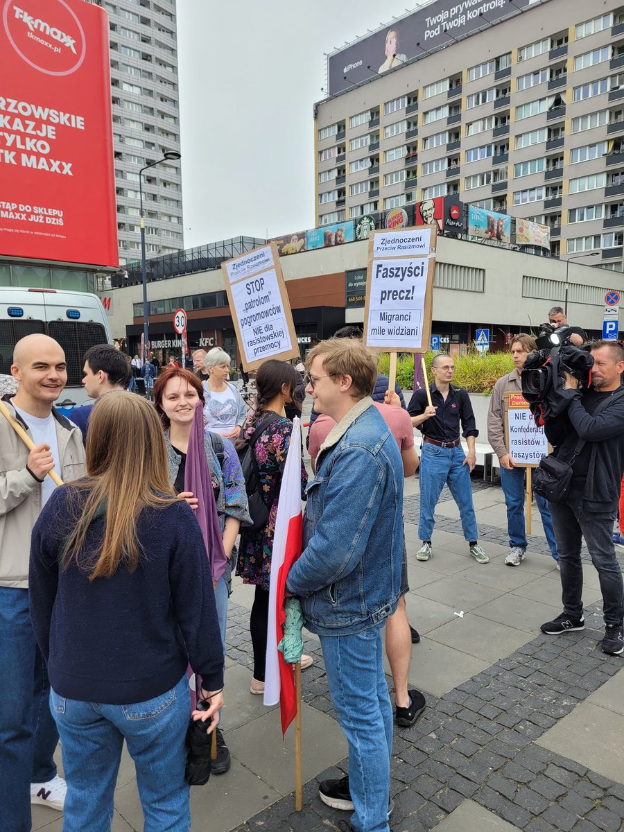 Michał Radkowski (@michalradkowski) on Twitter photo Ok. 100 osób zebrało się przed Rotundą w centrum Warszawy. Protestują przeciw faszyzmowi. "On już się w Polsce dawno temu zadomowił" - powiedziała mi jedna z uczestniczek. "Migranci mile widziani" - jedno z haseł.
#marsz #Warszawa
<a href="/RMF24pl/">Fakty RMF FM</a> Ok. 100 osób zebrało się przed Rotundą w centrum Warszawy. Protestują przeciw faszyzmowi. "On już się w Polsce dawno temu zadomowił" - powiedziała mi jedna z uczestniczek. "Migranci mile widziani" - jedno z haseł.
#marsz #Warszawa
<a href="/RMF24pl/">Fakty RMF FM</a>