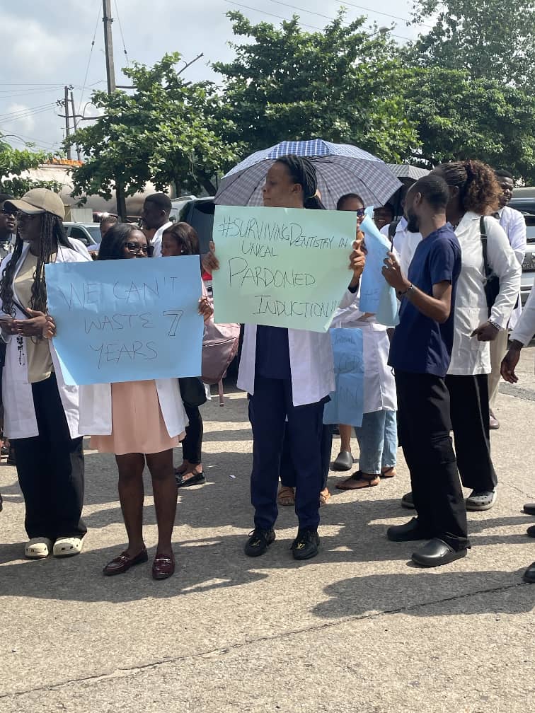 SteveOsh2's tweet image. Day 10 and we are still out here seeking for solutions to an issue we never caused for ourselves. We are presently at the venue for the constitutional review of Cross River State. We hope our cries be heard.
@OurFavOnlineDoc
@Nigerian_Doctor
@NigerianDentist
@winexviv