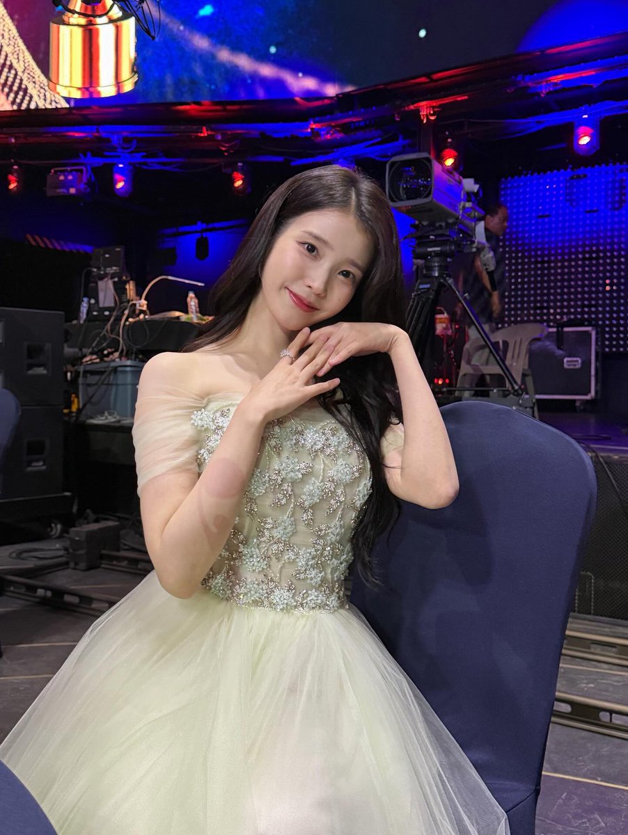 iuedelweiss's tweet image. 아이유 청룡시리즈어워즈 여우주연상 수상소감 영상 유튜브 인급동 3위
IU’s acceptance speech for the Best Actress at the Blue Dragon Series Awards is now the #3 trending video on YouTube in South Korea.