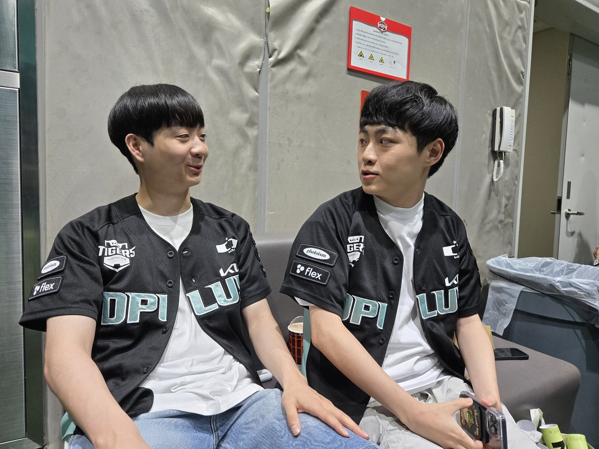jyjoonlee's tweet image. 오늘 시구, 시타를 못햇 아쉬웠지만,,,
최근 많은 비로 인해 피해를 입으신 분들이 더 걱정된다고 선수들과 대화를 나누었습니다.
매해 이렇게 초대 해주시는 기아에 감사 드리고 올때마다 따뜻하게 환영해주시는 타이거즈 가족 여러분 감사합니다.
또 멀리까지 와주신 팬분들께도 감사 인사…