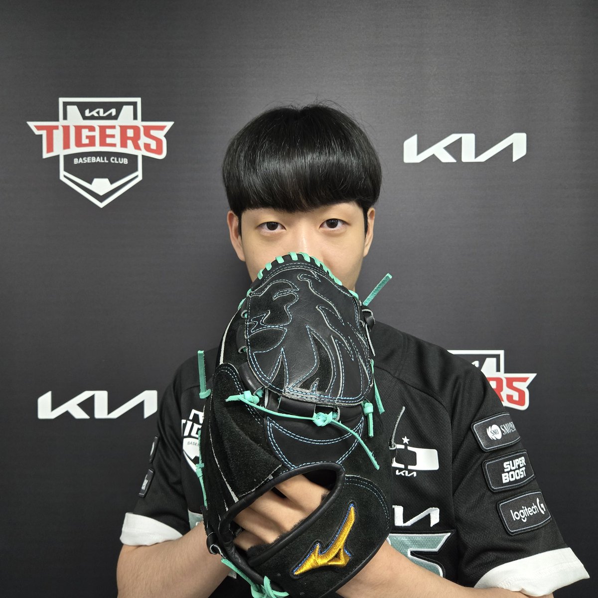 jyjoonlee's tweet image. 오늘 시구, 시타를 못햇 아쉬웠지만,,,
최근 많은 비로 인해 피해를 입으신 분들이 더 걱정된다고 선수들과 대화를 나누었습니다.
매해 이렇게 초대 해주시는 기아에 감사 드리고 올때마다 따뜻하게 환영해주시는 타이거즈 가족 여러분 감사합니다.
또 멀리까지 와주신 팬분들께도 감사 인사…