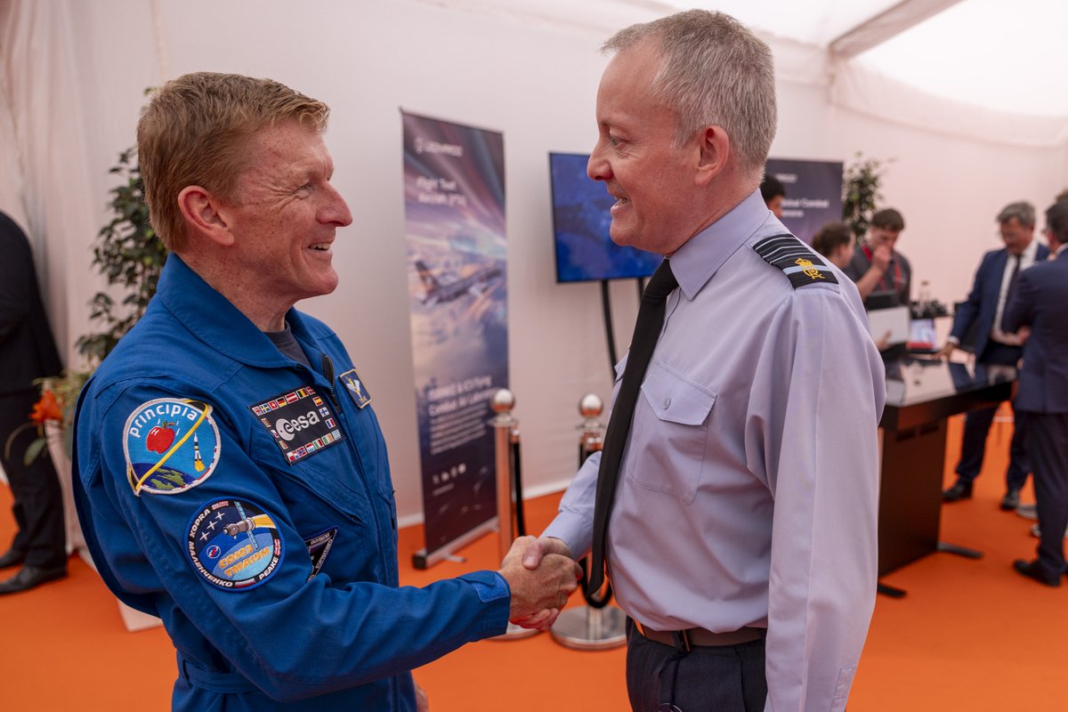 ChiefofAirStaff's tweet image. Great to welcome UK Astronaut @astro_timpeake to the interactive GCAP demonstration table today at #RIAT 2025. With thanks to @Leonardo_live contribution to GCAP. The table shows how having the technological advantage can impact on situational awareness in the battle space.