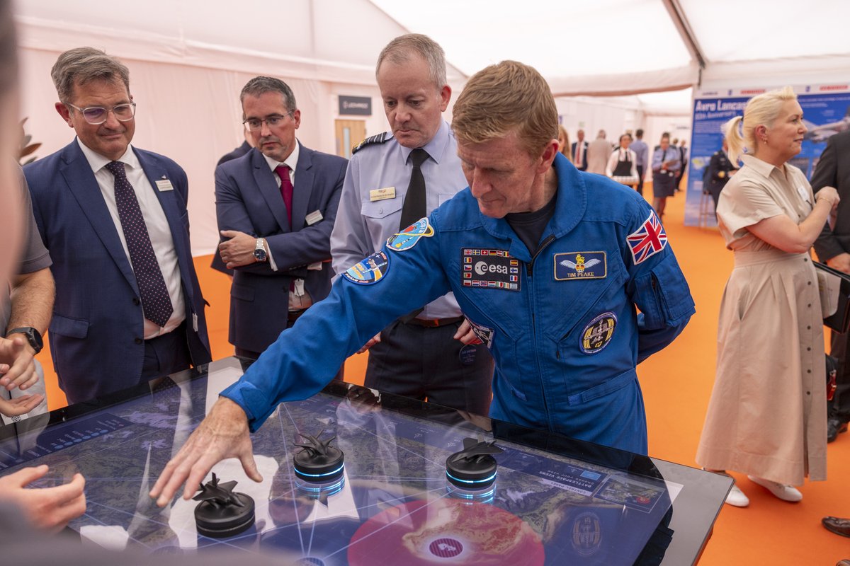 ChiefofAirStaff's tweet image. Great to welcome UK Astronaut @astro_timpeake to the interactive GCAP demonstration table today at #RIAT 2025. With thanks to @Leonardo_live contribution to GCAP. The table shows how having the technological advantage can impact on situational awareness in the battle space.