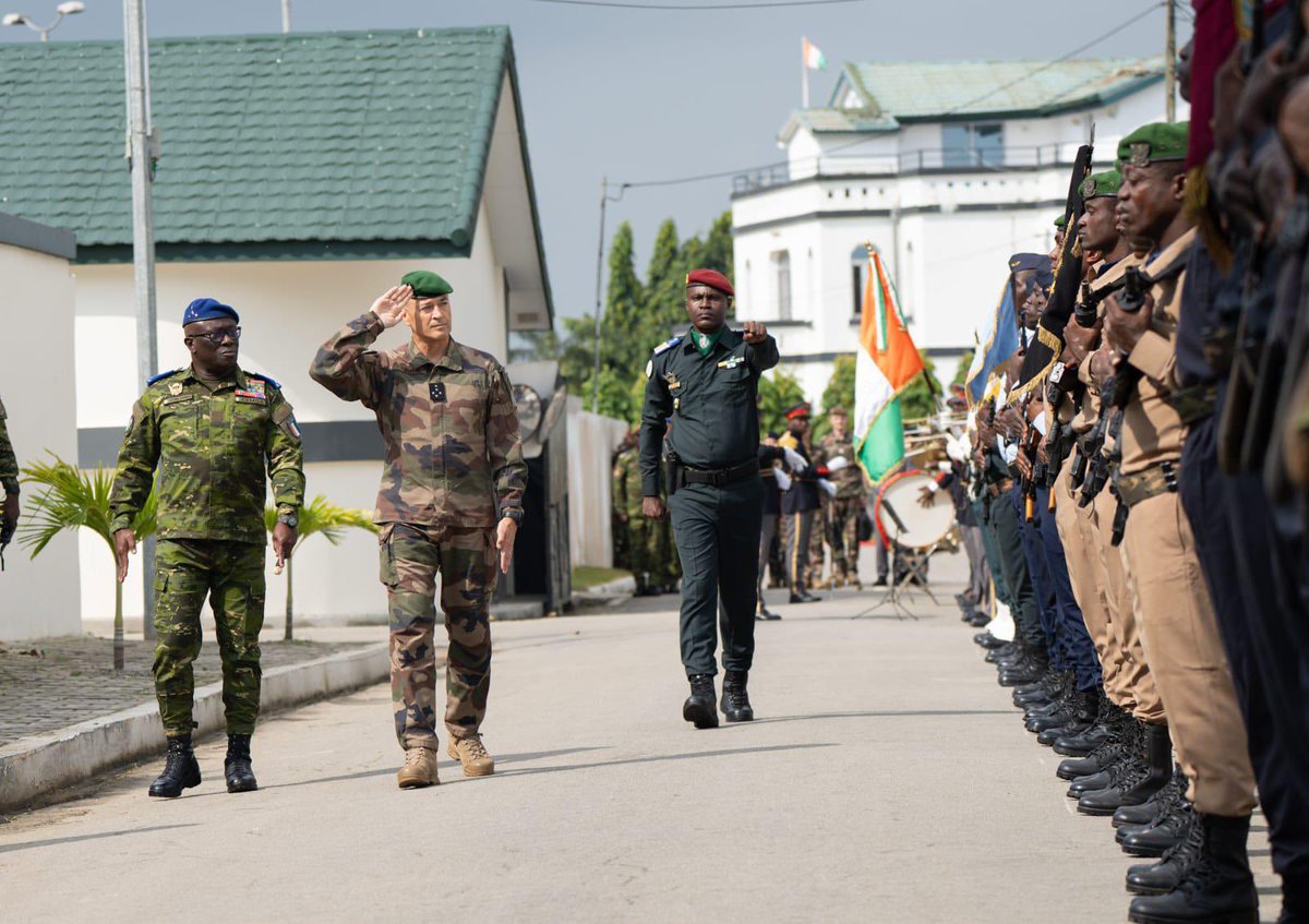 CEMA_FR's tweet image. En visite en République de Côte d’Ivoire aux côtés de mes homologues 🇨🇮, le général Lassina DOUMBIA, et 🇧🇯, le général Fructueux GBAGUIDI.
Échanges d’appréciation sur l’état de la menace y compris dans le champ informationnel et sur les enjeux sécuritaires communs.
Les armées…