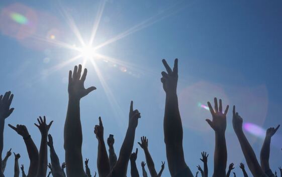 Por racionalismo e instinto de conservación, contribuyamos a crear un partido de izquierda socialdemocrática, apelemos a la #TerceraEspaña, hoy huérfana de representación, y evitemos la inmolación a que el juego de los actuales partidos nos empuja.

shorturl.at/Fx7xJ