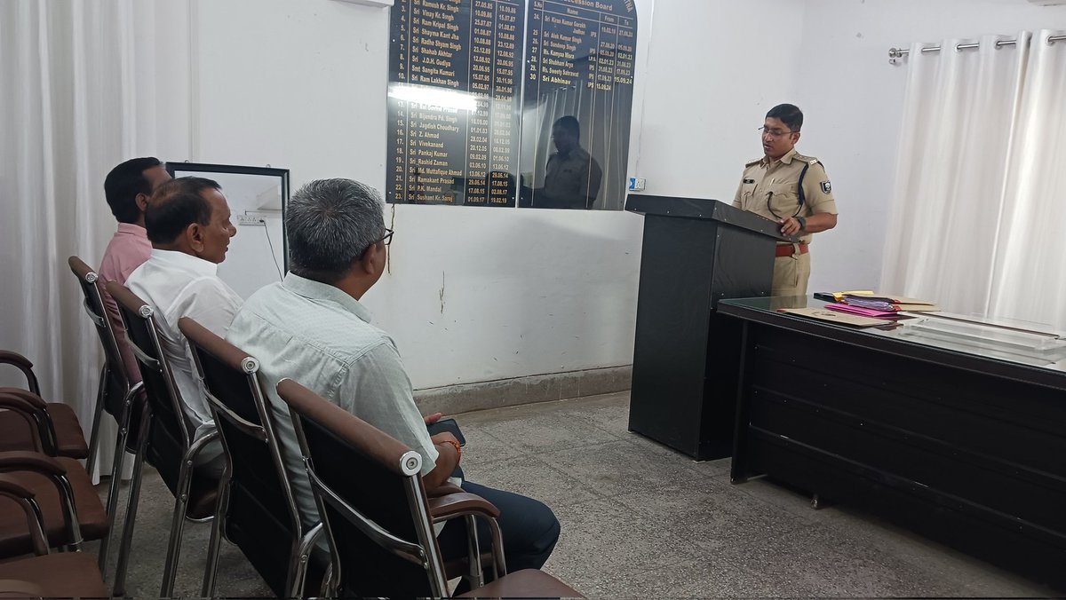 आज दिनांक-19.07.25 को  अनुमंडल पुलिस पदाधिकारी सदर-1, पटना के द्वारा प्रत्येक दिनों के भाँति अपने कार्यालय में आम जनता की #शिकायतों को सुना गया एवं संबंधित पुलिस पदाधिकारी को विधि-सम्मत कार्रवाई हेतु आवश्यक दिशा-निर्देश दिया गया! 
<a href="/EastSP_Patna/">CITY SP (East) Patna</a> 
<a href="/PatnaPolice24x7/">Patna Police</a>